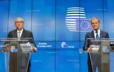  Скопие и Тирана изпълниха ангажиментите си, ние - не, заяви председателят на Европейския съвет Доналд Туск (вдясно), а шефът на ЕК Жан-Клод Юнкер (вляво) определи позицията на евролидерите като "тежка историческа грешка".