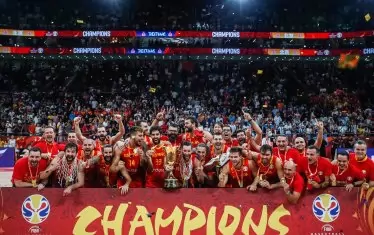 Баскетболистите на Испания празнуват спечелването на световната титла след финала в Пекин.