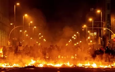 Демонстранти запалиха барикада в Барселона по време на протест срещу присъдите на бившите каталунски сепаратистки лидери.