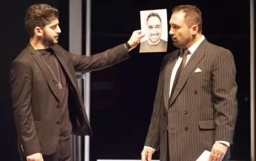 С мимика Александър Кадиев извиква алюзии с виден наш действащ държавник.