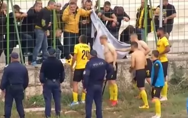 Най-върлите фенове на "Ботев" (Пд), които пътуваха за мача във Враца, се разгневиха от слабата игра и загубата с 0:3 и накараха футболистите да съблекат фланелките си след мача.