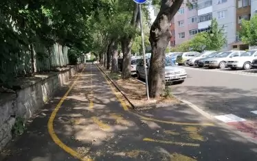 Не всичко е цветя и рози. Една от гордостите на общината са велоалеите, но читател ни прати снимка, на която се вижда как една такава алея заема тротоара. Тя се намира не къде да е, а до входа на Военна болница. За пешеходците остава да импровизират откъде да минат - тротоар няма и от другата страна на улицата.