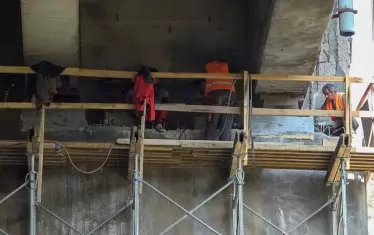  Колоните се обличат в нова арматура, след което върху армировката се полага нов слой бетон.