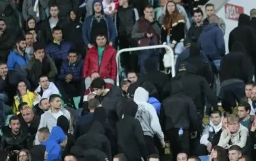 Облечени в черно фенове напускат сектор Б в края на първата част, за да не предизвикват допълнителни проблеми и обвинения в расизъм.