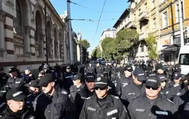 Вдигнаха клетите униформени момчетата „на стойка“ още в 4 сутринта. Овъргаляха ги да пазят -  заедно с мутри -  един прокурор. Горките..