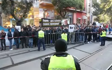 Кордоните не могат да скрият срама. На кадъра - т.нар. защитници на Гешев, които бяха пускани по списък от полицията до сградата на ВСС