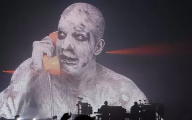 Момент от въздействащата мултимедия по време на концерта.