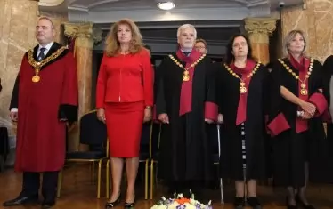 Проф. Анастас Герджиков (първият вляво)