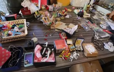  Голяма част от вещите, които се разпродават  благотворително по базарите, са изработени собственоръчно от майките на деца с увреждания.