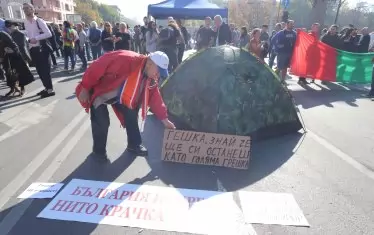След като не бяха допуснати до сградата на ВСС, недоволни граждани от избора на главен прокурор блокираха кръстовището на Орлов мост.