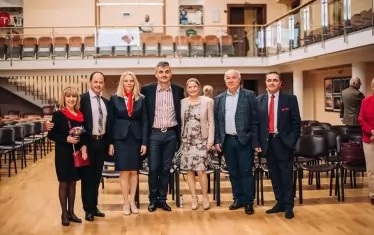 Сюжет от финалните моменти в кампанията на Анелия Клисарова. Тя, Кирил Добрев и други социалисти са в Юнашкия салон, порутен десетилия и ремонтиран при Портних. Дали е говорила срещу проектите му? Тази сцена е емблема на много слабата кампания на Клисарова.