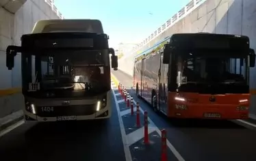 Има място за два автобуса в тунела, но сега пък се оказа, че спирките им са отгоре.