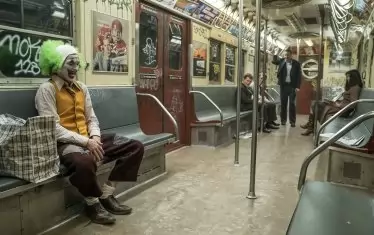 Мърляв, опасен, антиутопичен Готам от края на 70-те години - това е светът, който превръща тъжния клоун Артър в чудовище. 