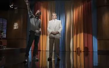  Робърт де Ниро участва като реверанс към ролята му в "Кралят на комедията" от Скорсезе.