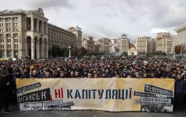 Около 15 000 човека, сред които ветерани от военните действия на Изток, се събраха на Майдана под транспаранти "Позор!" и "Не на капитулацията!".