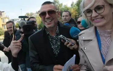  Извън сценаристите другото познато лице сред 500-те учредители бе спортният журналист Крум Савов.