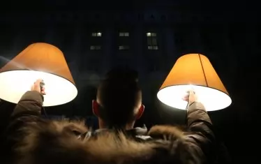  Онова, което се вижда и чува, е привидност, която трябва да прикрие истинските причини, мотиви, движещи сили и интереси. На предпоследния протест срещу избора на Гешев демонстрантите носеха лампи.