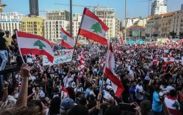 По време на протестите в Бейрут и другите градове демонстрантите развяват националното знаме на Ливан, което е прецедент в иначе мултиетническото разделено общество в страната. 