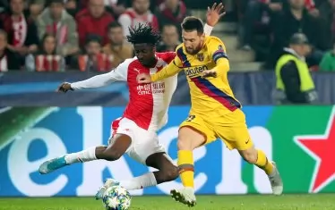 Лионел Меси (вдясно) пробива покрай защитника на "Славия" (Прага) Питър Олаинка, който си вкара автогол при загубата с 1:2 от "Барселона".