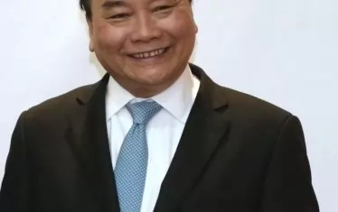 МЕРКИ
Виетнамският премиер Нгуен Суан Фук е разпоредил в страната да се разследват също смъртните случаи и е инструктирал външното министерство на страната да съдейства на Великобритания за идентифициране на жертвите. Полицията в Белгия пък продължава да издирва шофьора, докарал контейнера, в който бяха намерени мигрантите, на пристанището в Зеебрюге, откъдето е отпътувал към Острова. 