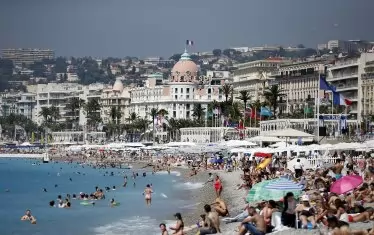 Френската Ривиера е популярно място за отдих на местните хора, а и на богати чужденци.