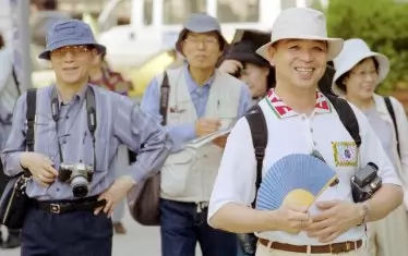  Японски туристи обикалят артефактите на София