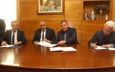 На 27 април 2017 г. Борисов подписа с "Обединените патриоти" коалиционно споразумение. Сидеров и "Атака" вече напуснаха малката коалиция, но още управляват заедно с ГЕРБ. 