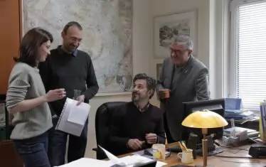 Проф. Христо Пимпирев (най-вдясно) взема участие във филма като самия себе си.