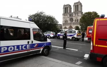Четирима загинаха при нападение срещу полицаи в Париж