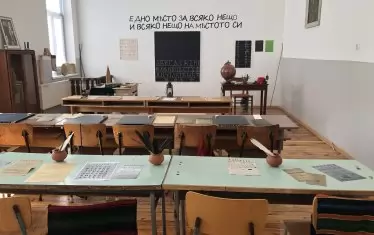 В една от класните стаи на гимназията по туризъм има възстановка на възрожденско училище.