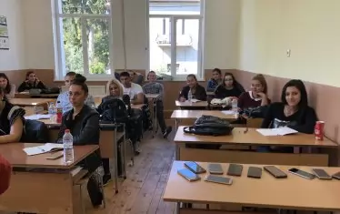 Мобилните телефони са оставени настрана, докато тече учебният процес.