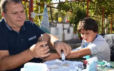 Бойко и Кирчо в момент на неизбежност - хемофилията изисква грижи.