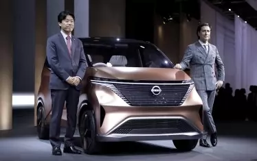 Пред Nissan IMk пък стоят изпълнителният вицепрезидент на Nissan Motor Co. Кунио Накагуро (вляво) и старшият вицепрезидент Алфонсо Албаиса.