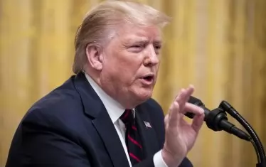 Раздразнен от гневните критики към него, Тръмп цинично сравни кюрдските бойци с джихадситите от "Ислямска държава", срещу които те доскоро се биха редом със САЩ. 