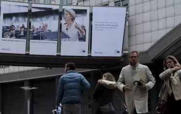 На фасадата на Европарламента е окачен билборд с бъдещата председателка на Еврокомисията Урсула фон дер Лайен, която трябва да встъпи в длъжност, ако ЕП не бламира предложения от нея екип.