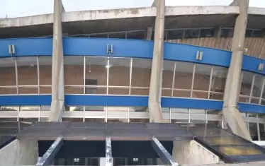 Въпреки излетите милиони, отвън Дворецът на културата и спорта изглежда все така тъжно - с лющеш се метал и падаща мазилка.