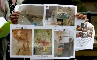  Участници в протеста показваха и листовки на Българското затворническо сдружение с кадри от условията в затворите в България.