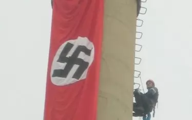 21 април 2009 г. Гражданска защита сваля 8-метровото знаме със свастика от комина на бившата фабрика "Сила" в Пазарджик. Снимка: Дневник