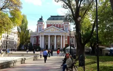 Театърът обаче бележи стабилни позиции - през 2019-а 125 000 души повече са прекрачили в храма на Мелпомена.