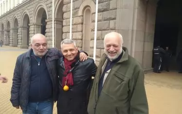  Тези, що подкрепяха Манолова? Десни ли са? Олевяха ли? Какво става? Една публична дума вече е способна да промени отношения, трупани с години. 
