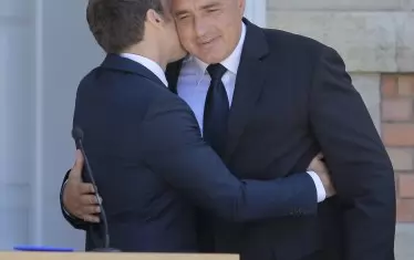  Макрон и Борисов не се целуват, а си споделят европейски идеи на ухо.