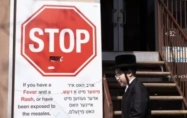 Епидемии от морбили тази година имаше по цял свят. Табела на здравна клиника в ортодоксалния еврейски район в Ню Йорк предупреждава да не влизат хора с подозрения за болестта.