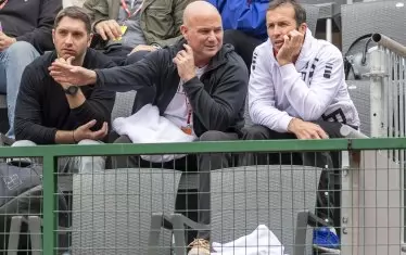 През пролетта хасковлията се раздели с наставника си Даниел Валверду и експериментира с треньорски тандем в лицето на Андре Агаси и Радек Щепанек. Опитът не донесе очакваните резултати и за 2020 г. българският тенисист ще търси друг треньор.