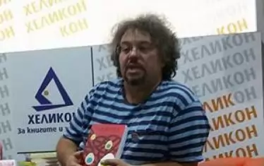 Манол Пейков е издател, заедно с майка си Божана Апостолова са собственици на "Жанет 45". 