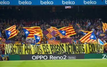  На "Камп Ноу" се веят две знамена - на Барса и на Каталуния.