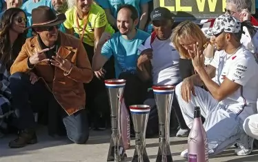  Носителят на "Оскар" Матю Макконъхи се шегува с Хамилтън след церемонията по награждаване.