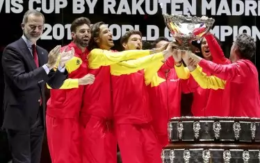 Капитанът на испанския национален отбор по тенис Серхи Бругера и избраниците му Рафаел Надал, Роберто Баутиста Агут, Пабло Кареньо Буста, Фелисиано Лопес и Марсел Гранойерс (от дясно на ляво) са аплодирани от крал Фелипе VI, който току-що им е връчил Купа "Дейвис".