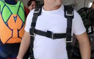 Пенчо Милков преди скок с парашут -  снимката е малко отперди началото на кампанията по изборите. Милков е служил в Парашутната бригада в Пловдив