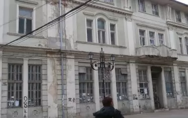  Домът на учителя е паметник на културата, строен в края на 19 век от арх.Спирос Валсамаки. От декември 2018 г. МОН предостави зданието в собственост на община Русе. Пробойни в покрива и по стените рушат уникални резбовани тавани, стари мебели, съсипват сградата.