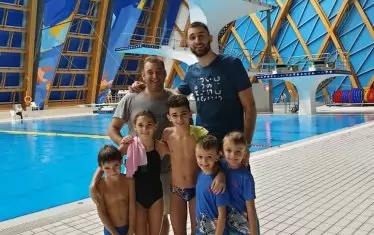 Соколов със скачачите и треньора им Георги Чобанов край басейна.